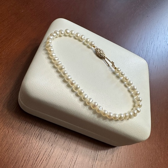 Pearl Necklace, Bracelet & Earrings Set - Picture 5 of 11